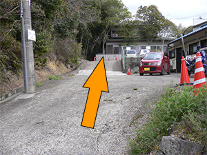 アパートの奥にあります