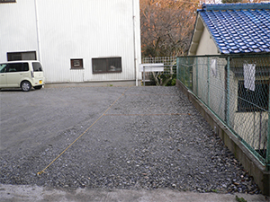 手前側は縦列駐車で3台です